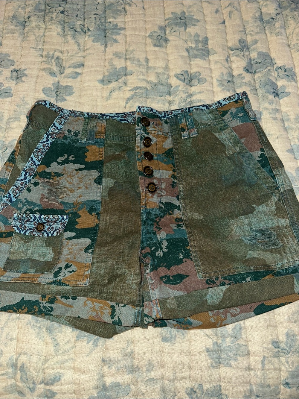 Anthropologie PILCRO Wanderer Camo Distressed shorts - Picture 2 of 9